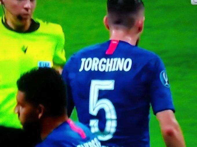 FOTO - Chelsea, che gaffe in Supercoppa: Jorginho in campo con la maglia sbagliata!
