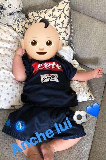 FOTO - Ounas innamorato del Napoli: mostra il figlioletto vestito d’azzurro