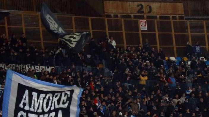 "Luridi infami", i tifosi del Napoli rispondono a quelli dell'Inter: "Dedicatevi a giubbini e cappelli!"