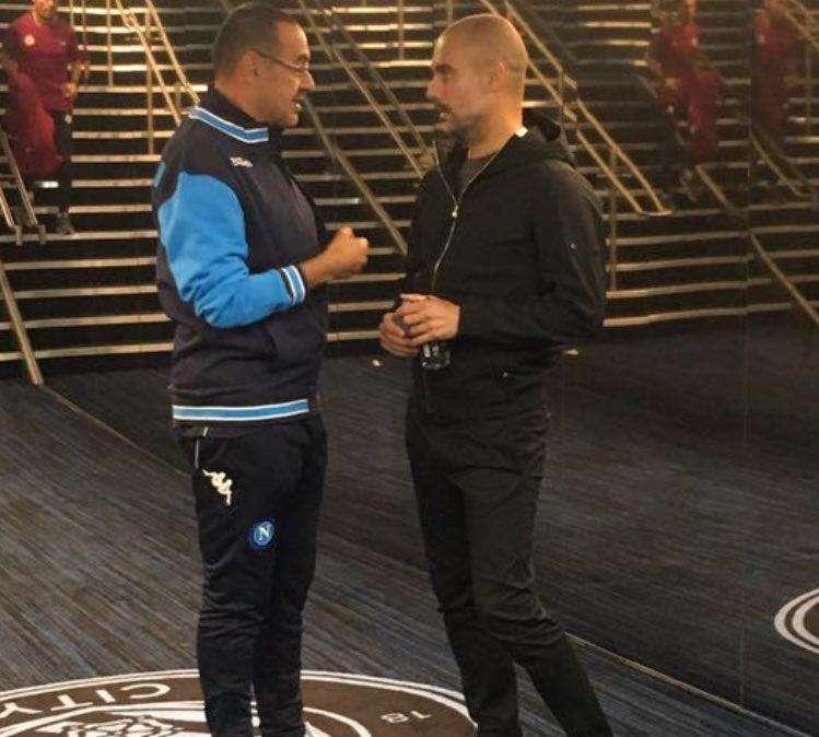 FOTO - L'immagine più attesa: il 'terzo tempo' di Sarri e Guardiola dopo la sfida