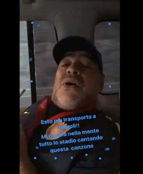 VIDEO - Maradona canta 'o surdato 'nnamurato in auto: "Mi torna in mente il San Paolo..."