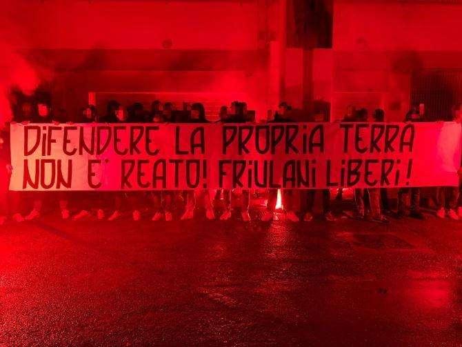 Striscione Vicenza per ultrà Udinese dopo botte ai napoletani: "Difendere la propria terra non è reato!"