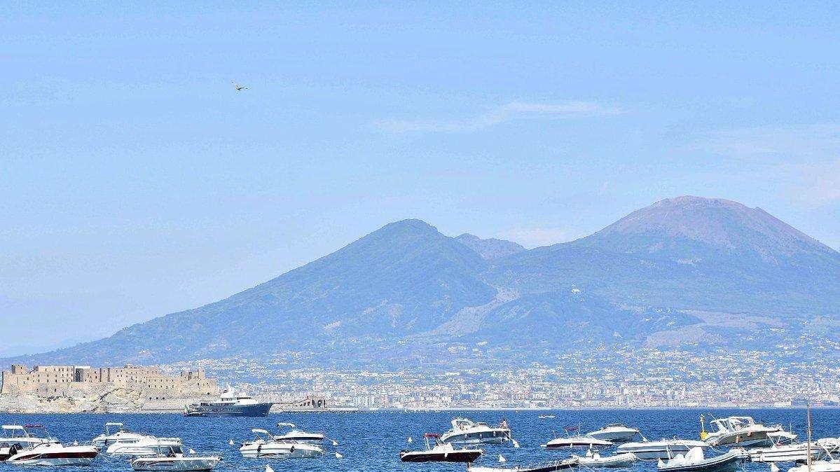 Boom di turisti a Napoli nell’ultimo weekend: nuovo record di presenze, il dato