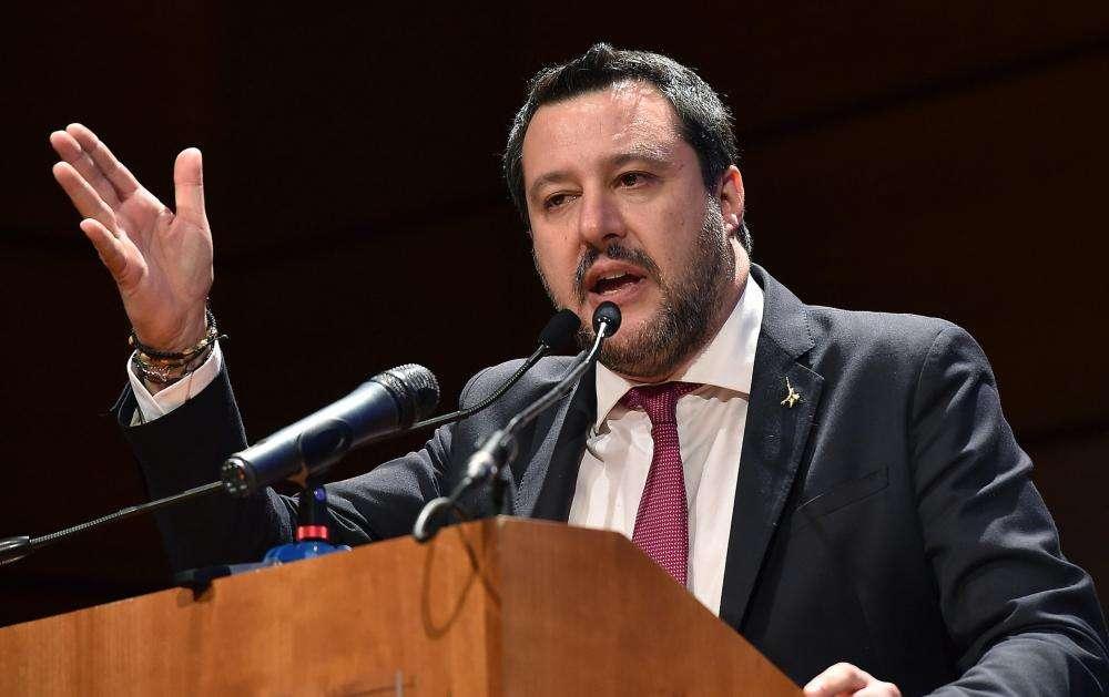 Salvini attacca Valeri: "Perché non è sceso in campo con la maglia bianconera già che c'era?"