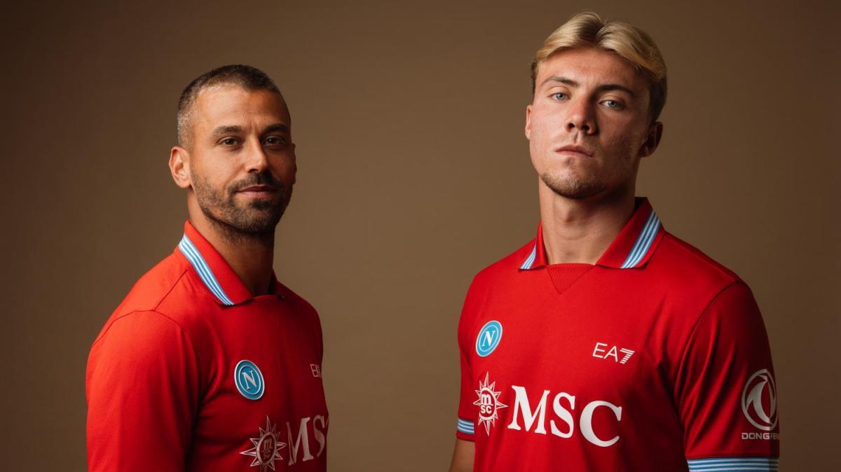 SSCNapoli, presentata la terza maglia 2026-27: rievocato il rosso iconico del passato