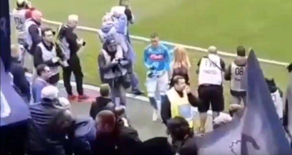 VIDEO INTEGRALE - Tifosi applaudono, ma Ultrà sulla balaustra rifiutano le maglie: Callejon la raccoglie, Mertens chiede perché, Kou incredulo