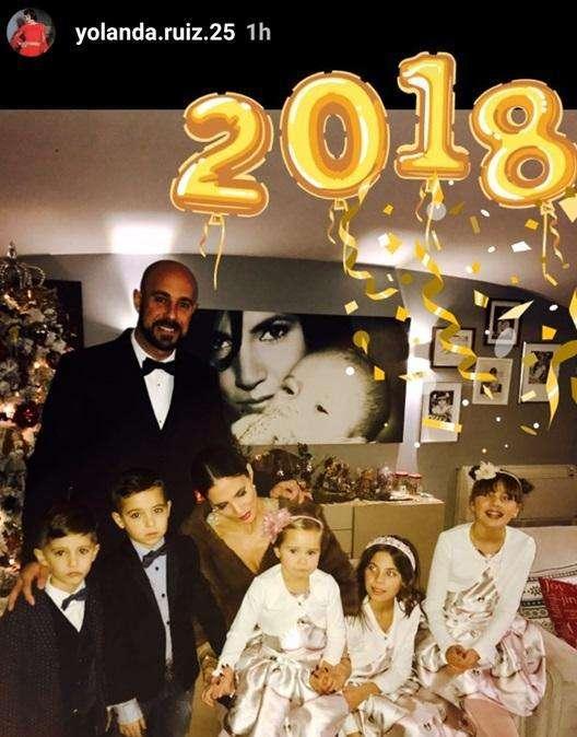 FOTO - Gli auguri della famiglia Reina: Pepe posa con la moglie e i cinque figli