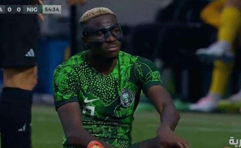 Osimhen si è infortunato con la Nigeria: è uscito sofferente, le ultime