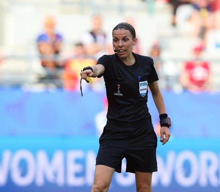 Supercoppa europea, per la prima volta un arbitro donna dirigerà una finale Uefa maschile