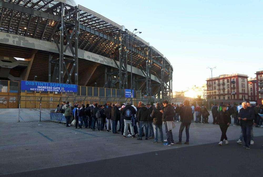 FOTO - Febbre City, tifosi già in fila all'esterno del San Paolo