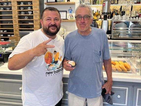 FOTO - De Niro in vacanza a Napoli: pizza e 'Fiocco di neve' per la star di Hollywood