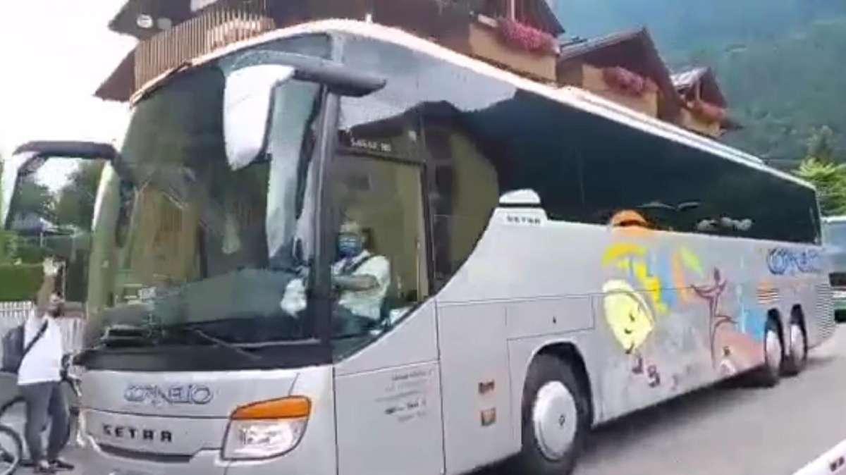 VIDEO TN - Il Napoli lascia Dimaro-Folgarida: la partenza dei pullman