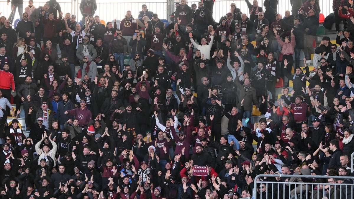 Salernitana in C! Gara sospesa sotto 0-2 ed arriveranno anche pesanti sanzioni