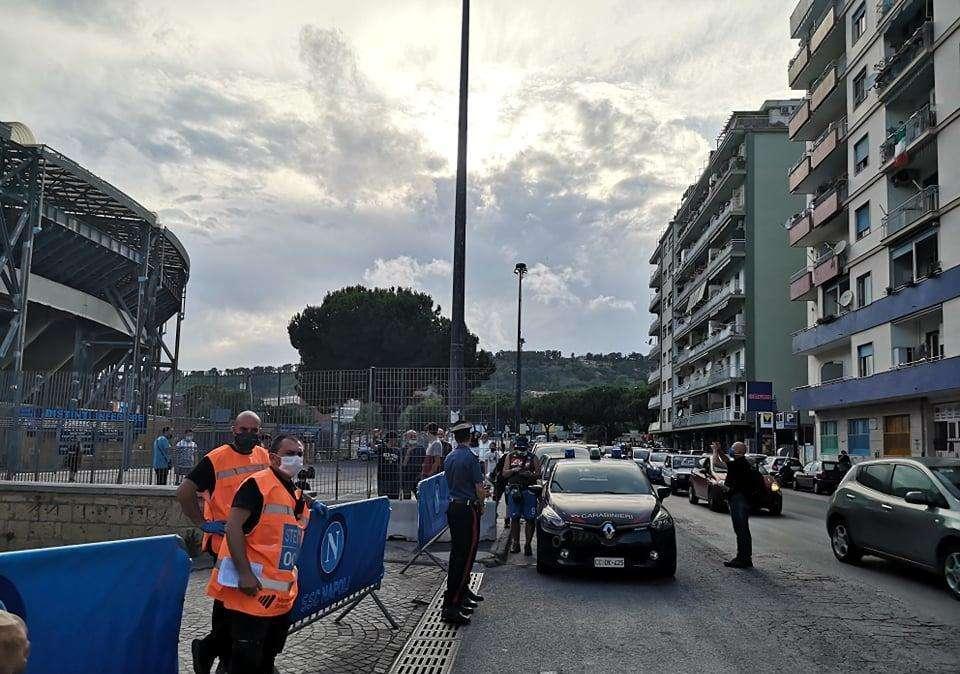 FOTO TN - Sale l'attesa per Napoli-Inter: alcuni tifosi all'esterno del San Paolo