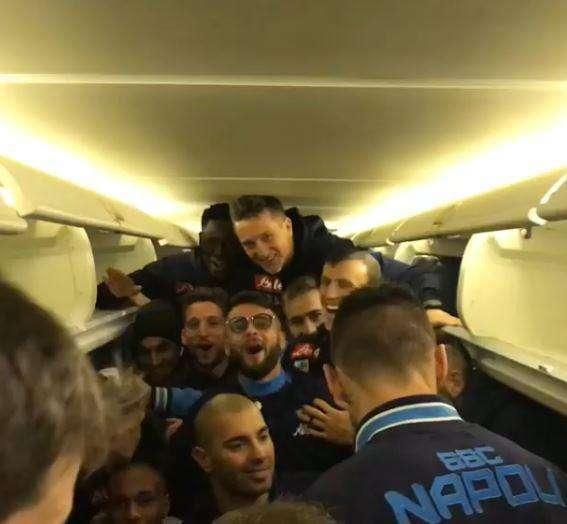 VIDEO - "Olè olè olè Marek". Hamsik nella storia, la squadra lo coccola con abbracci e cori sfrenati 