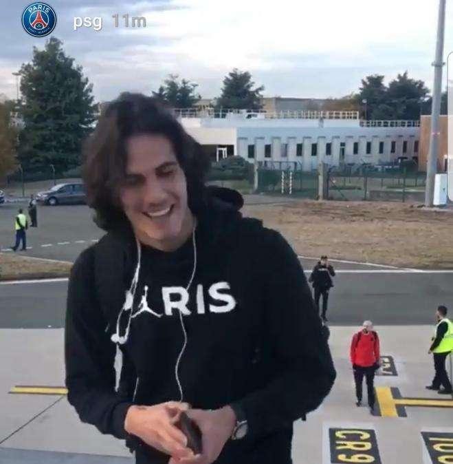 VIDEO - PSG in volo verso Napoli, il club mostra un sorridente Cavani salire sull'aereo