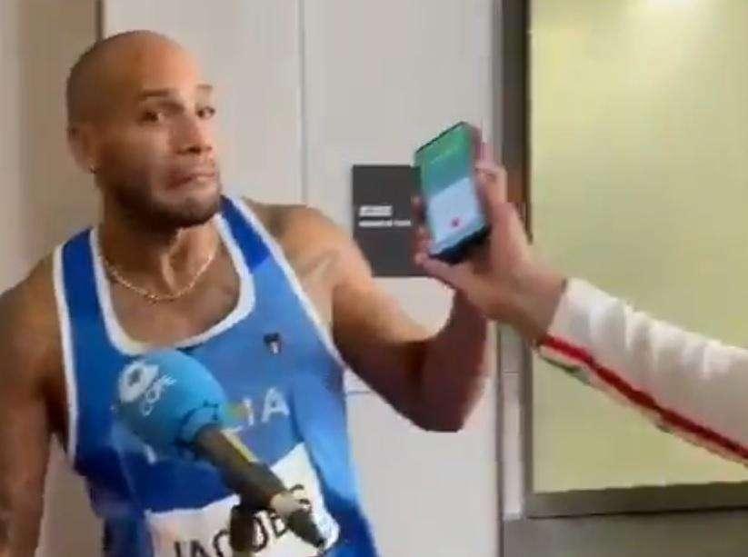 VIDEO - "Scusa Marcell c'è Draghi al telefono", il Premier interrompe l'intervista del campione olimpico