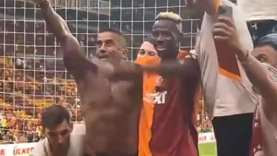 Osimhen scatenato: canta in curva con i tifosi del Galatasaray dopo il 5-0 al Rizespor