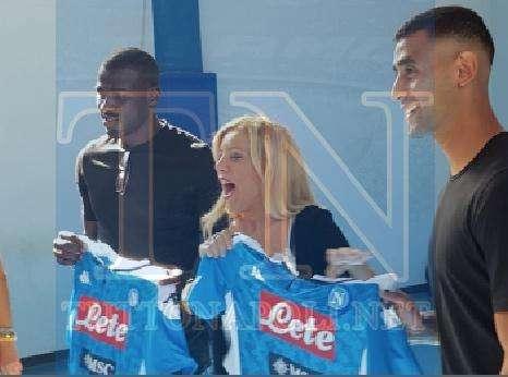 VIDEO&FOTO TN - Koulibaly e Ghoulam tra gli studenti di Scampia: boato per gli azzurri