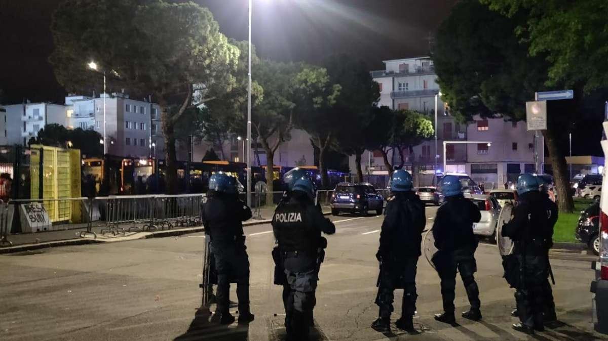 Il rider picchiato e rapinato: "Commosso dalla solidarietà dei napoletani"
