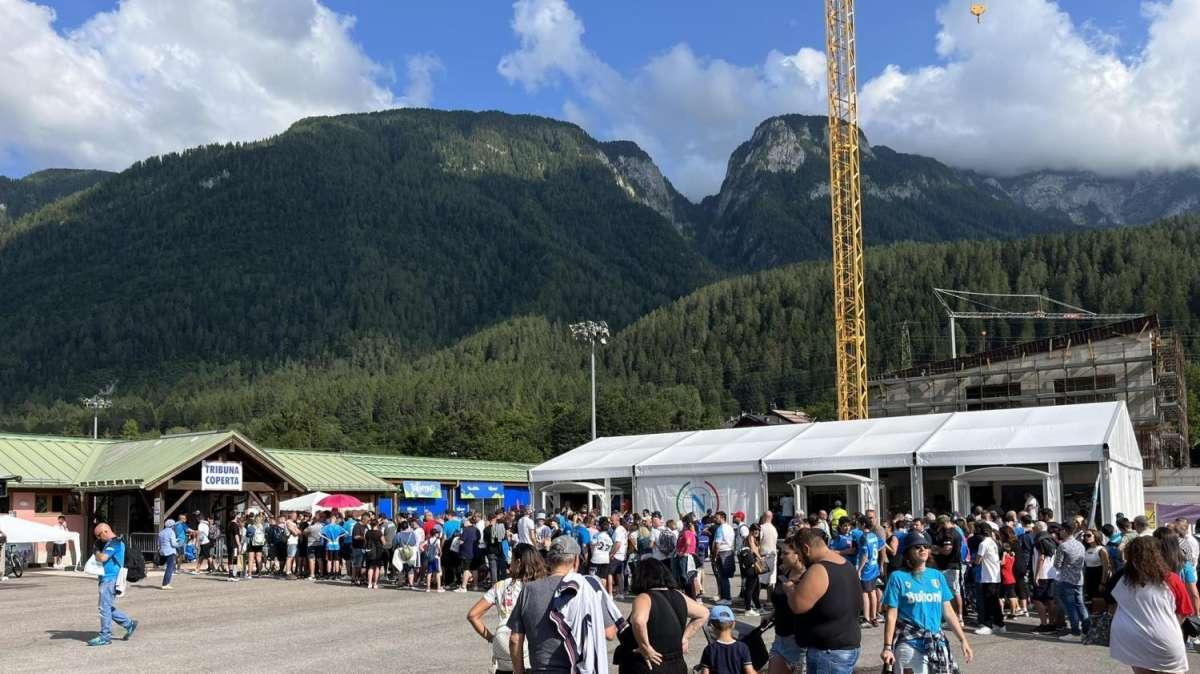 FOTO - Pienone anche nel pomeriggio a Dimaro: lunghissima fila a Carciato