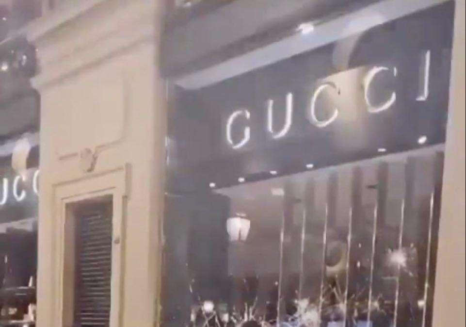 VIDEO - Torino, la protesta diventa saccheggio: svaligiato Gucci