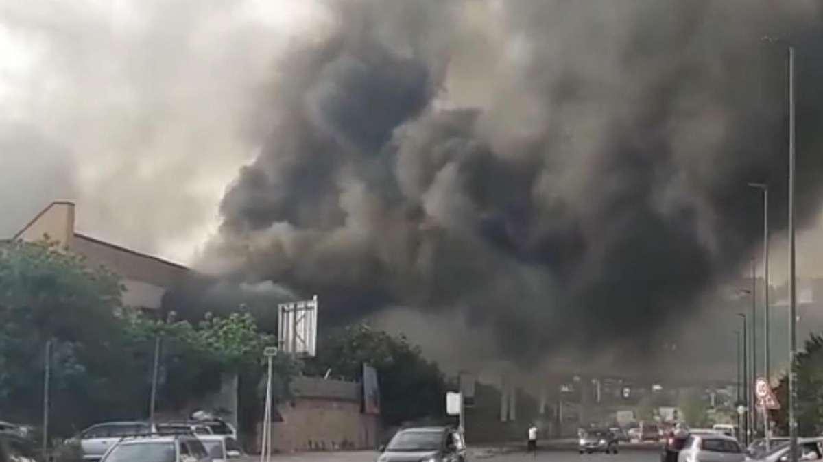 Aria irrespirabile a Gianturco: divampa un vasto incendio nel campo rom