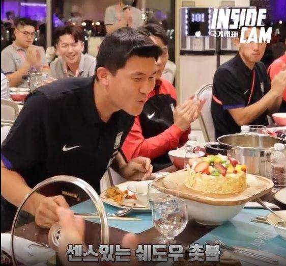 VIDEO - Festa a sorpresa per Kim: spegne le candeline nel ritiro della Corea del Sud