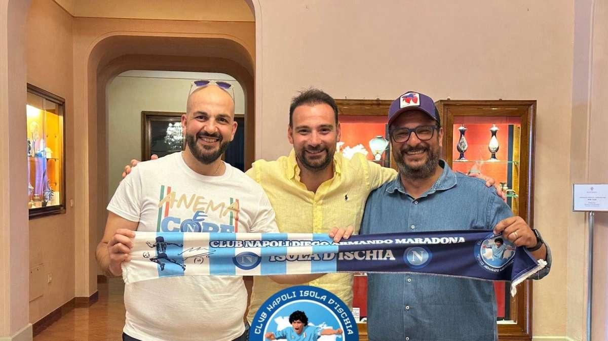 Club Napoli Isola d’Ischia incontra Manna: anche un omaggio artistico per il ds