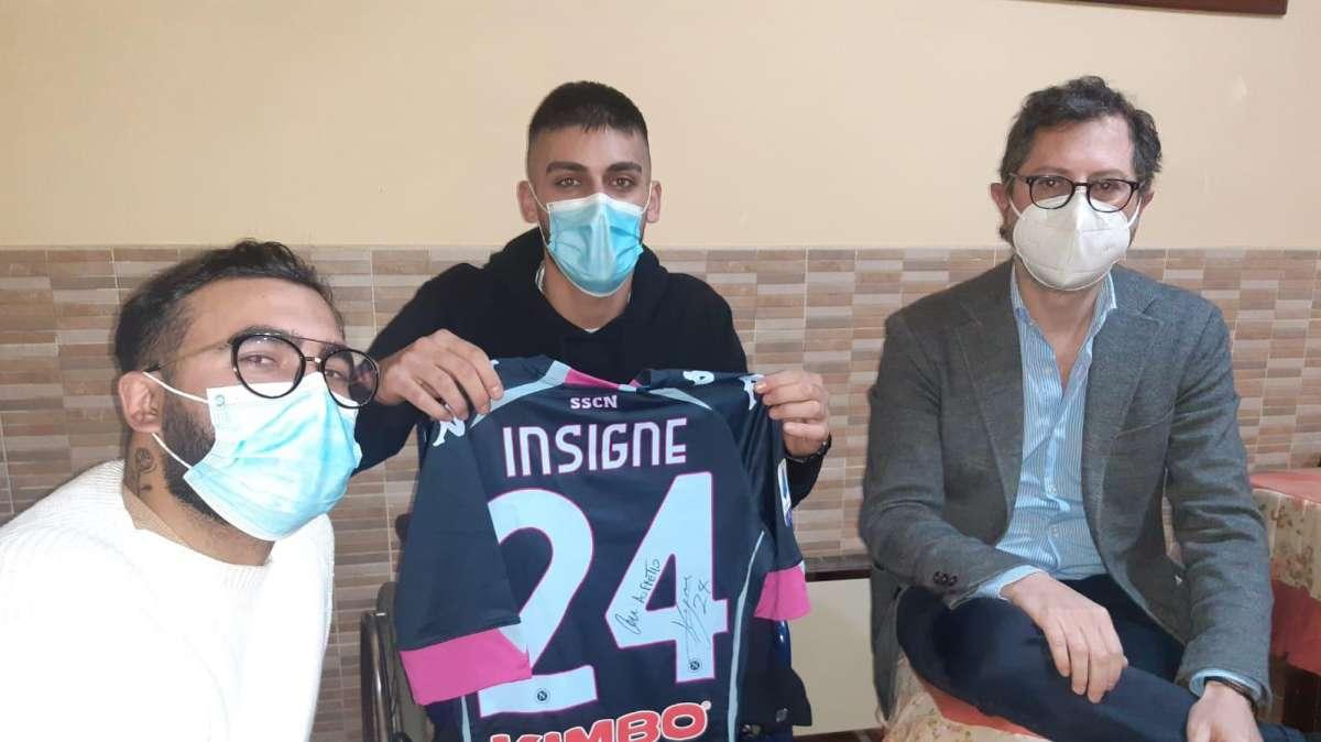 FOTO - Insigne cuore d'oro: donata maglia autografata a Gaetano, il giovane gambizzato a settembre