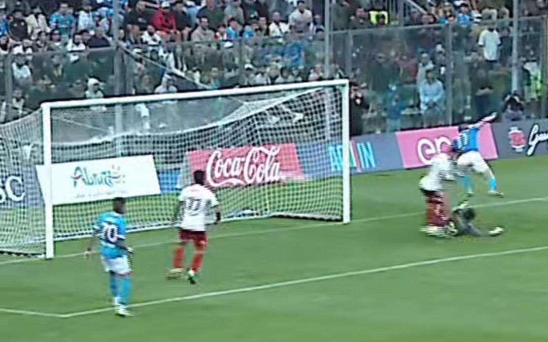 Che giocata di De Bruyne! Tacco volante che finisce sul palo