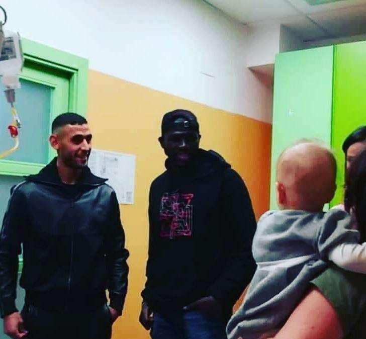 VIDEO - Koulibaly e Ghoulam da brividi: visita ai bimbi in ospedale e videochiamata a Mertens 