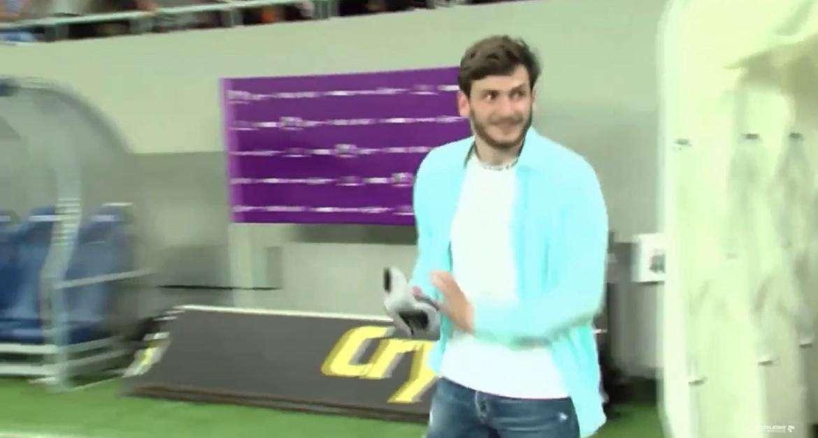 VIDEO - Kvaratskhelia, ultimo saluto ai tifosi della Dinamo Batumi: giro di campo, cori e applausi 