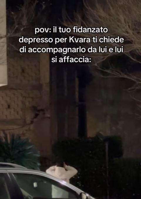 "Non andare al PSG!", un tifoso 'depresso' va sotto casa di Kvara e lui si affaccia