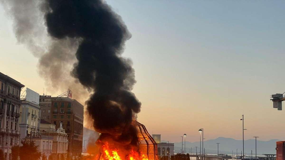 FOTO - Clamoroso a Napoli: incendiata l'opera d'arte La Venere degli Stracci