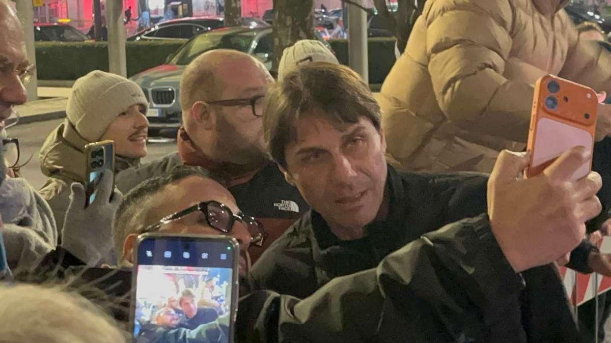 Il Napoli è arrivato a Milano: tanti tifosi, Conte si concede a foto ed autografi