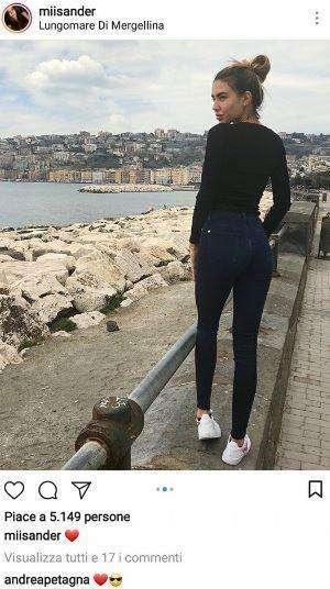 FOTO - Vacanze pasquali a Napoli per lady Petagna, eccola sul lungomare 