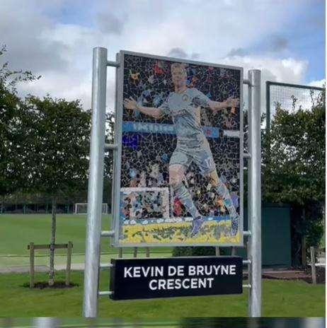 Manchester City, omaggio a De Bruyne: il suo mosaico al centro sportivo
