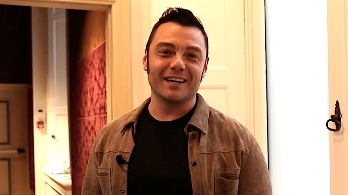 Tiziano Ferro in concerto al Maradona in maglia Napoli: "Grazie al club per il regalo"