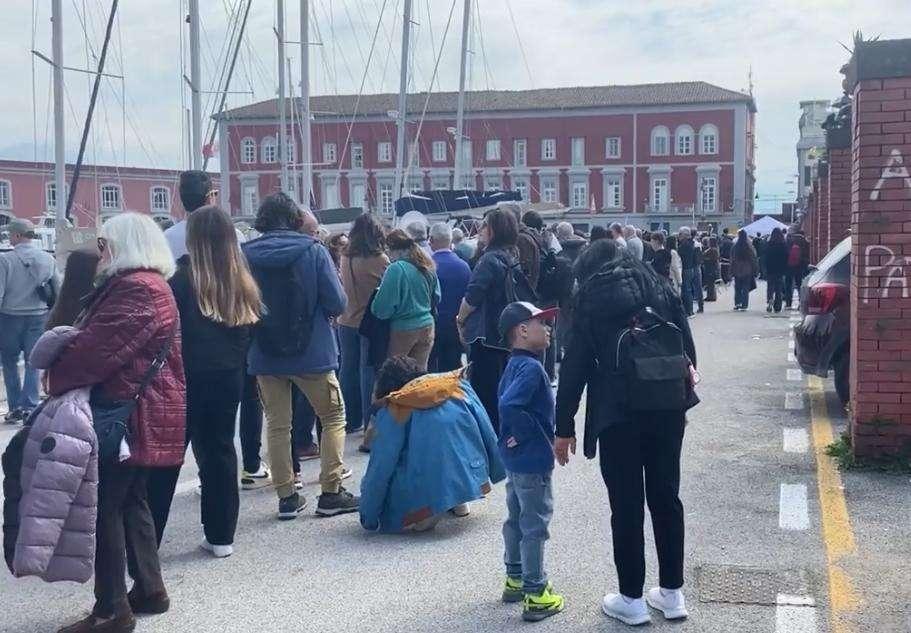 Effetto Mare Fuori: boom turisti a Napoli al Molo San Vincenzo per vedere il set della serie