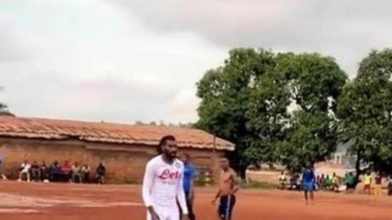 VIDEO - Anguissa è in Camerun: partitella con la maglia del Napoli su un campo in terra 