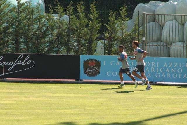 FOTO TN – Michu e Insigne in campo affiancati dai preparatori atletici