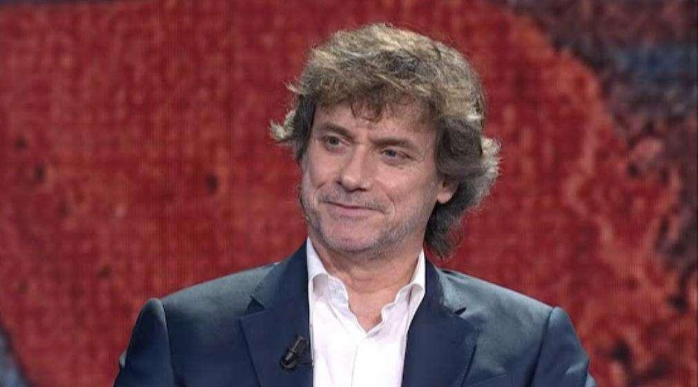 FOTO - Alberto Angela celebra lo scudetto del Napoli: splendido post al murales di Maradona