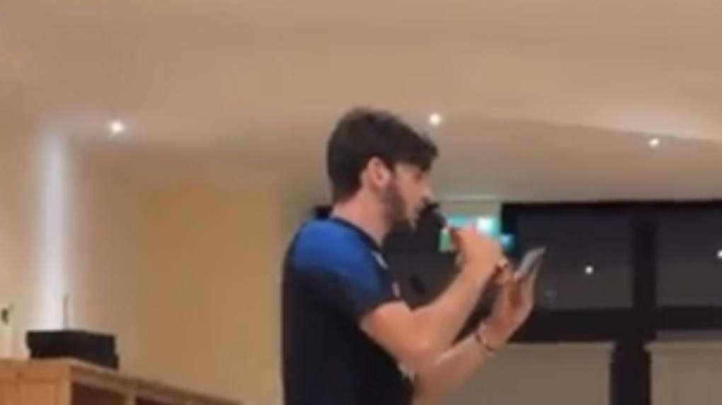 VIDEO - Bell’atmosfera in ritiro: Kvara canta e balla sulle note di "Live is Life"