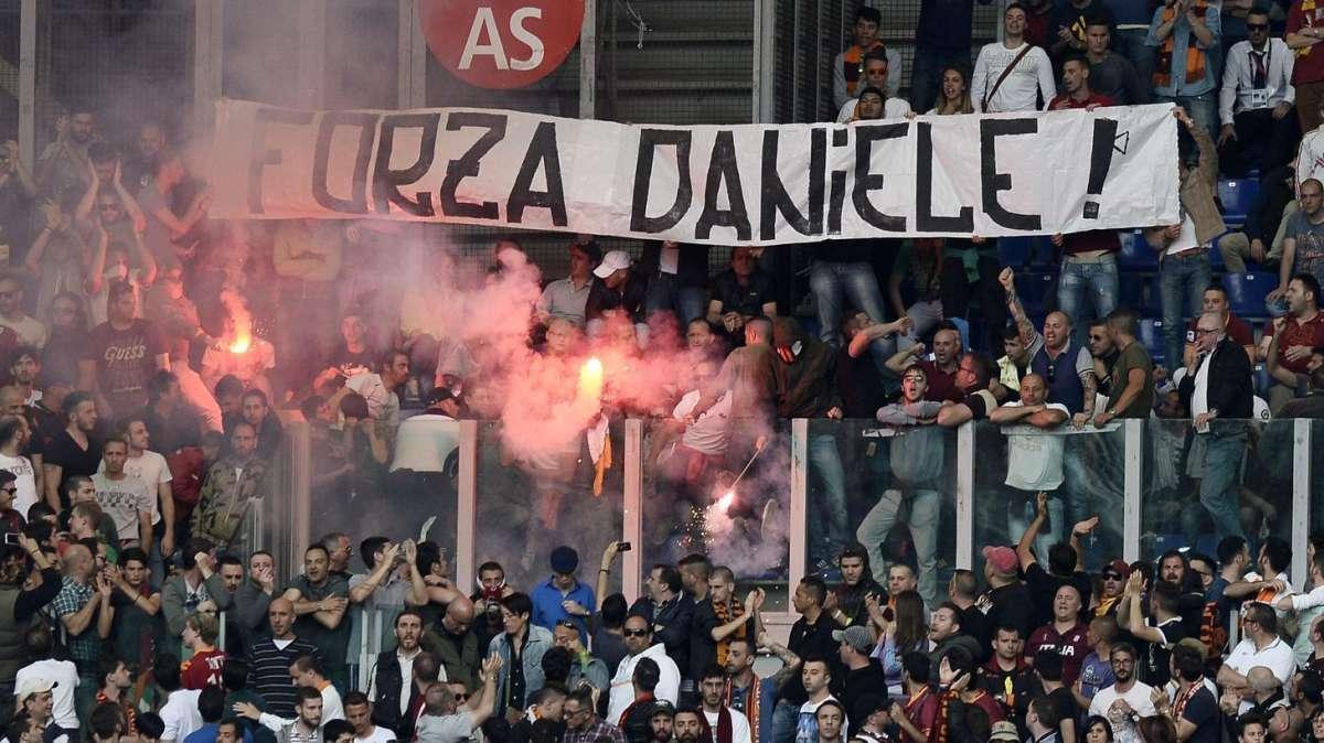 GazzSport - Striscione pro-De Santis ed insulti ai napoletani. Pallotta aveva ordinato di non sfilare sotto la Sud: "Poi s'è piegato agli Ultrà"
