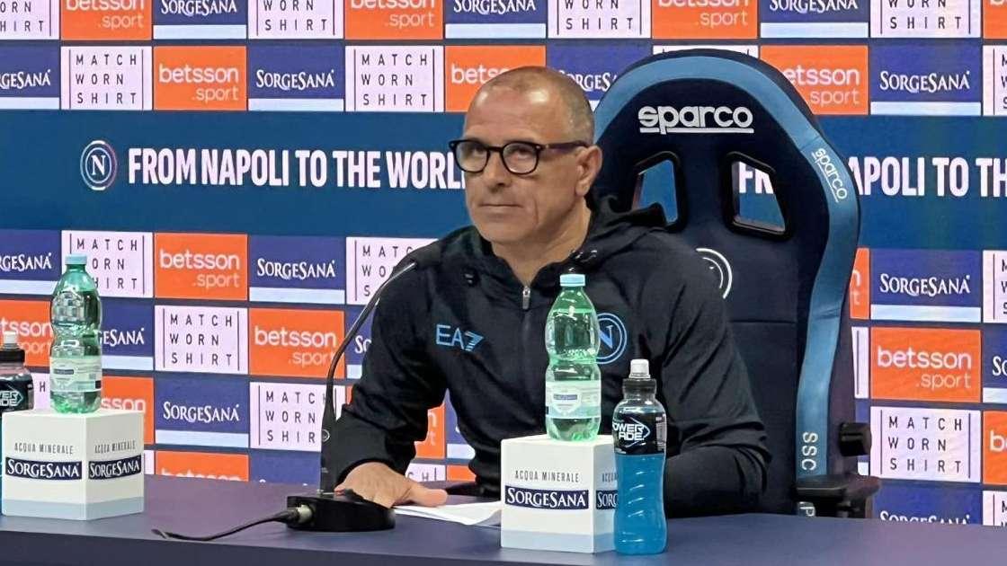 Calzona in conferenza: "Mi prendo le colpe, ma basta sciacalli! Dicono che non alleno la squadra, le sedute sono tutte filmate!”