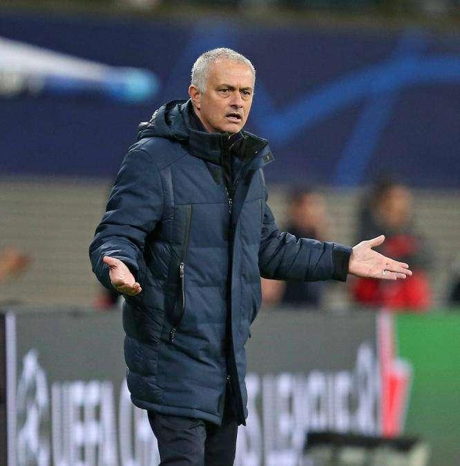 VIDEO - Mourinho mantiene la promessa: infrange il protocollo e abbraccia Ancelotti