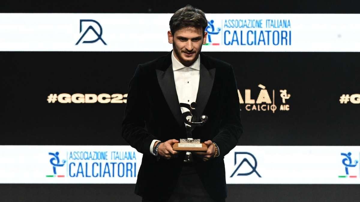 FOTO - Clamorosa gaffe al Gran Galà del Calcio: sbagliato il cognome di Kvara sul premio 