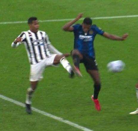 Alvino: "Allora il Var esiste! Due pesi e due misure... Alex Sandro sì, Anguissa no"