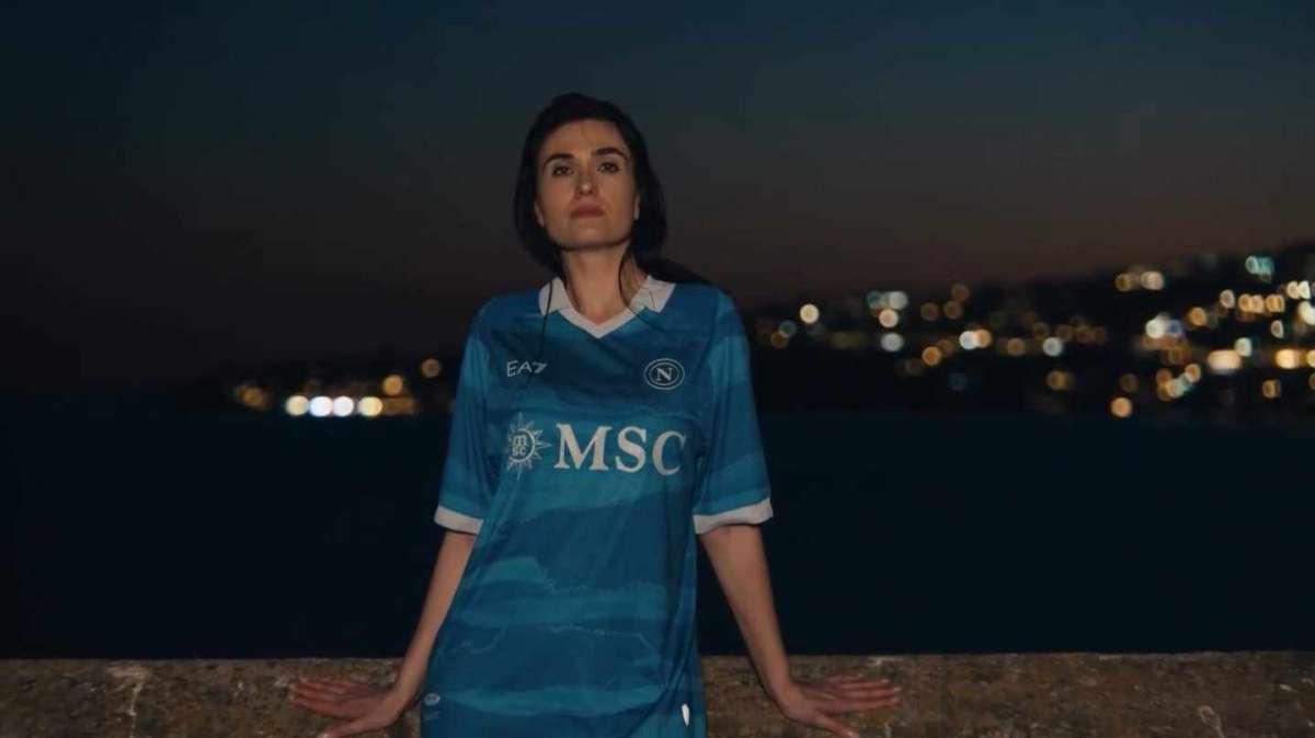 “Il mare racconta chi siamo”, la spettacolare clip SSCNapoli sulla maglia “Partenope”